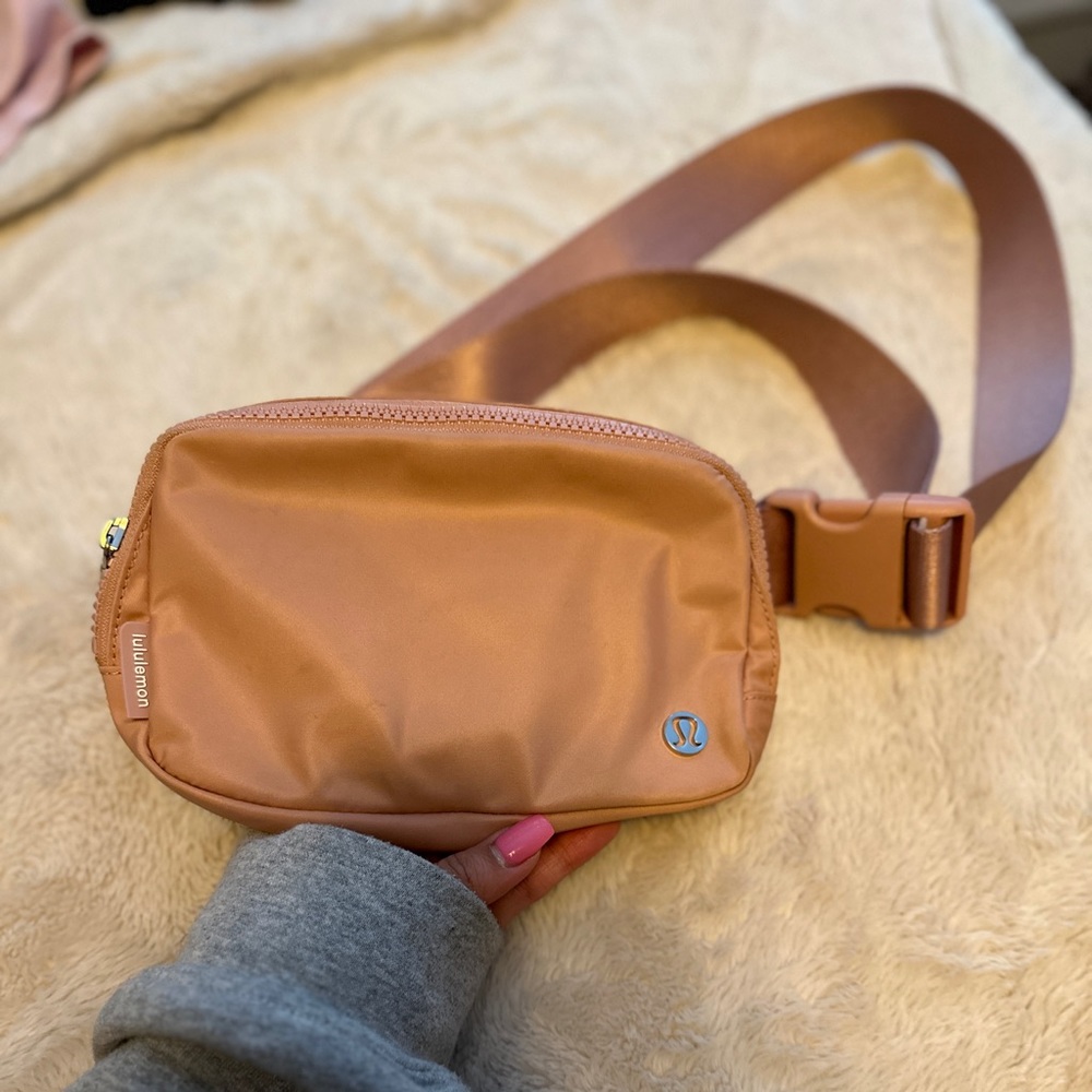 Lululemon Everywhere Belt Bag - light pink